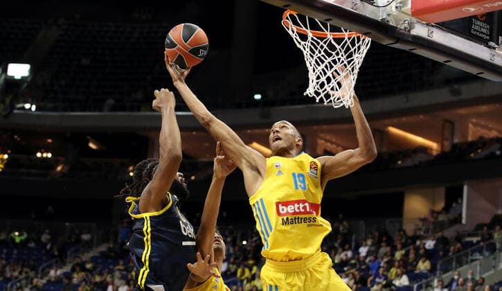 Devin Booker, Louis Olinde Aktion Spielszene Zweikampf Basketball EuroLeague Herren Saison 2021 2022 12.10.2021 ALBA Berlin vs. Fenerbahce Istanbul