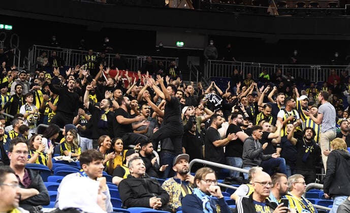 Basketball, Herren, Saison 2021 2022, Turkish Airlines EuroLeague (3. Spieltag), Alba Berlin - Fenerbahce Beko Istanbul, Fans von Fenerbahce, 12.10. 2021, Copyright: xSebastianxRäppold MatthiasxKochx
