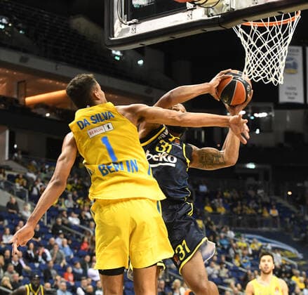 Basketball, Herren, Saison 2021 2022, Turkish Airlines EuroLeague (3. Spieltag), Alba Berlin - Fenerbahce Beko Istanbul, v. l. Oscar da Silva (Alba Berlin), Devin Booker (Fenerbahce Istanbul), 12.10. 2021, Copyright: xSebastianxRäppold MatthiasxKochx