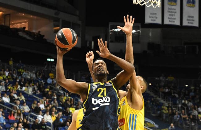 Basketball, Herren, Saison 2021 2022, Turkish Airlines EuroLeague (3. Spieltag), Alba Berlin - Fenerbahce Beko Istanbul, v. l. Dyshawn Pierre (Fenerbahce Istanbul), Louis Olinde (Alba Berlin), 12.10. 2021, Copyright: xSebastianxRäppold MatthiasxKochx