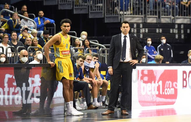 Basketball, Herren, Saison 2021 2022, Turkish Airlines EuroLeague (3. Spieltag), Alba Berlin - Fenerbahce Beko Istanbul, v. l. Maodo Lo (Alba Berlin), Trainer Israel Gonzalez (Alba Berlin), 12.10. 2021, Copyright: xSebastianxRäppold MatthiasxKochx
