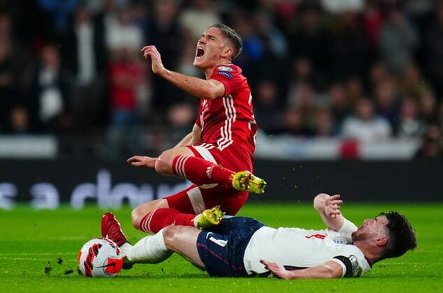 Sport Bilder des Tages Mandatory Credit: Photo by Javier Garcia Shutterstock (12534018p) Declan Rice of England tackles Roland Sallai of Hungary England v Hungary, FIFA World Cup, WM, Weltmeisterschaft, Fussball 2022 Qualifying, Group I, Football, Wembley Stadium, London, UK - 12 Oct 2021 EDITORIAL USE ONLY No use with unauthorised audio, video, data, fixture lists, club league logos or live services. Online in-match use limited to 120 images, no video emulation. No use in betting, games or single club league player publications. England v Hungary, FIFA World Cup 2022 Qualifying, Group I, Football, Wembley Stadium, London, UK - 12 Oct 2021 EDITORIAL USE ONLY No use with unauthorised audio, video, data, fixture lists, club league logos or live services. Online in-match use limited to 120 images, no video emulation. No use in betting, games or single club league player publications.  Copyright: xJavierxGarcia Shutterstockx 12534018p