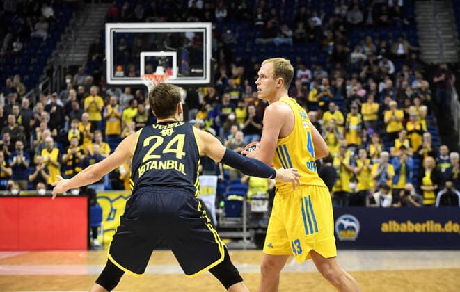 Basketball, Herren, Saison 2021 2022, Turkish Airlines EuroLeague (3. Spieltag), Alba Berlin - Fenerbahce Beko Istanbul, v. l. Jan Vesely (Fenerbahce Istanbul), Luke Sikma (Alba Berlin), 12.10. 2021, Copyright: xSebastianxRäppold MatthiasxKochx