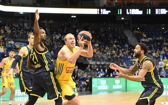 Basketball, Herren, Saison 2021 2022, Turkish Airlines EuroLeague (3. Spieltag), Alba Berlin - Fenerbahce Beko Istanbul, v. l. Dyshawn Pierre (Fenerbahce Istanbul), Luke Sikma (Alba Berlin), Pierria Henry (Fenerbahce Istanbul), 12.10. 2021, Copyright: xSebastianxRäppold MatthiasxKochx