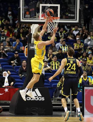 Luke Sikma, Jan Vesely Aktion Spielszene Zweikampf Basketball EuroLeague Herren Saison 2021 2022 12.10.2021 ALBA Berlin vs. Fenerbahce Istanbul