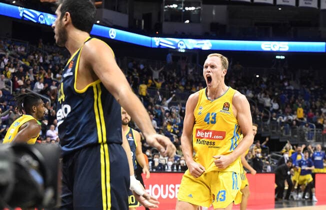Basketball, Herren, Saison 2021 2022, Turkish Airlines EuroLeague (3. Spieltag), Alba Berlin - Fenerbahce Beko Istanbul, v. l. Ahmet Duverioglu (Fenerbahce Istanbul), Luke Sikma (Alba Berlin), 12.10. 2021, Copyright: xSebastianxRäppold MatthiasxKochx