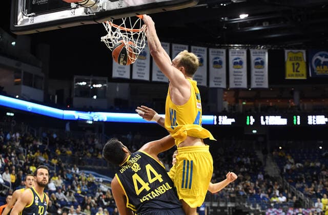 Basketball, Herren, Saison 2021 2022, Turkish Airlines EuroLeague (3. Spieltag), Alba Berlin - Fenerbahce Beko Istanbul, v. l. Ahmet Duverioglu (Fenerbahce Istanbul), Luke Sikma (Alba Berlin), 12.10. 2021, Copyright: xSebastianxRäppold MatthiasxKochx