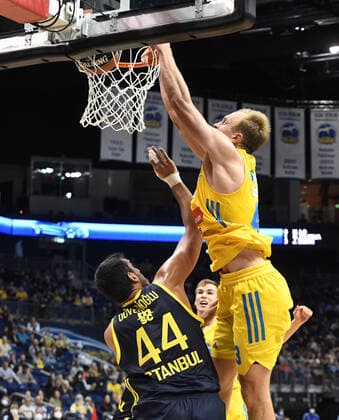 Basketball, Herren, Saison 2021 2022, Turkish Airlines EuroLeague (3. Spieltag), Alba Berlin - Fenerbahce Beko Istanbul, v. l. Ahmet Duverioglu (Fenerbahce Istanbul), Luke Sikma (Alba Berlin), 12.10. 2021, Copyright: xSebastianxRäppold MatthiasxKochx