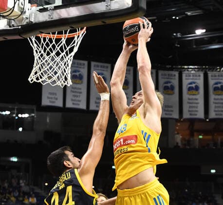 Basketball, Herren, Saison 2021 2022, Turkish Airlines EuroLeague (3. Spieltag), Alba Berlin - Fenerbahce Beko Istanbul, v. l. Ahmet Duverioglu (Fenerbahce Istanbul), Luke Sikma (Alba Berlin), 12.10. 2021, Copyright: xSebastianxRäppold MatthiasxKochx