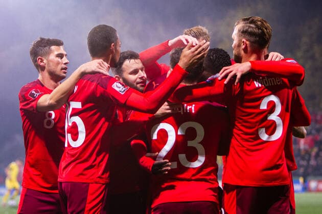 Sport Themen der Woche KW41 Sport Bilder des Tages 12.10.2021, Vilnius, LFF Stadionas, WM-Qualifikation: Litauen - Schweiz, Torschütze 7 Breel Embolo (Schweiz) jubelt zu seinem Tor zum 0:1 mit Team Vilnius LFF Stadionas Vilnius Litauen *** 12 10 2021, Vilnius, LFF Stadionas, World Cup Qualification Lithuania Switzerland, Goalscorer 7 Breel Embolo Switzerland cheers to his goal to 0 1 with Team Vilnius LFF Stadionas Vilnius Lithuania.  Copyright: xJustPictures.ch EvaldasxSemiotasx