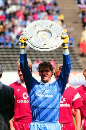 17.06.87 FC Bayern München - FC Schalke 04 Deutschland, München, 17.06.1987, Fussball, Bundesliga, FC Bayern München - FC Schalke 04 (1:0): Jean-Marie Pfaff (FC Bayern München) mit der Meisterschale. *** 17 06 87 FC Bayern Munich FC Schalke 04 Germany, Munich, 17 06 1987, Football, Bundesliga, FC Bayern Munich FC Schalke 04 1 0 Jean Marie Pfaff FC Bayern Munich with the championship trophy