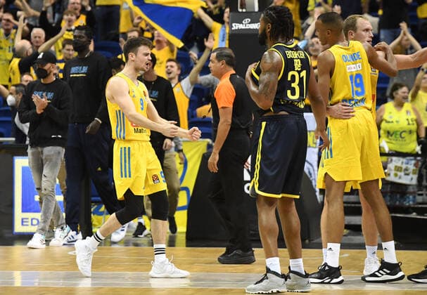 Basketball, Herren, Saison 2021 2022, Turkish Airlines EuroLeague (3. Spieltag), Alba Berlin - Fenerbahce Beko Istanbul, v. l. Jonas Mattisseck (Alba Berlin), Jubel nach Abpfiff, 12.10. 2021, Copyright: xSebastianxRäppold MatthiasxKochx