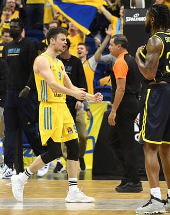 Basketball, Herren, Saison 2021 2022, Turkish Airlines EuroLeague (3. Spieltag), Alba Berlin - Fenerbahce Beko Istanbul, v. l. Jonas Mattisseck (Alba Berlin), Jubel nach Abpfiff, 12.10. 2021, Copyright: xSebastianxRäppold MatthiasxKochx