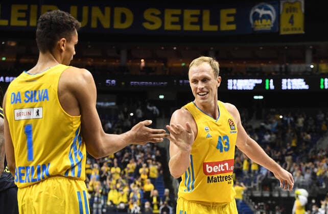 Basketball, Herren, Saison 2021 2022, Turkish Airlines EuroLeague (3. Spieltag), Alba Berlin - Fenerbahce Beko Istanbul, v. l. Oscar da Silva (Alba Berlin), Luke Sikma (Alba Berlin), 12.10. 2021, Copyright: xSebastianxRäppold MatthiasxKochx