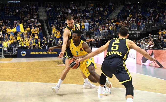 Basketball, Herren, Saison 2021 2022, Turkish Airlines EuroLeague (3. Spieltag), Alba Berlin - Fenerbahce Beko Istanbul, v. l. Marko Guduric (Fenerbahce Istanbul), Jaleen Smith (Alba Berlin), Ismet Akpinar (Fenerbahce Istanbul), 12.10. 2021, Copyright: xSebastianxRäppold MatthiasxKochx