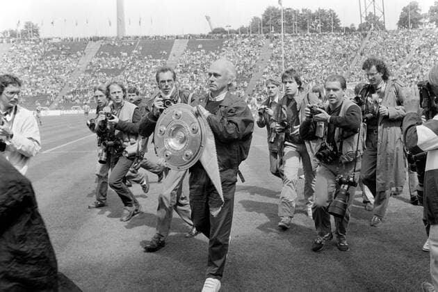 17.06.87 FC Bayern München - FC Schalke 04 Deutschland, München, 17.06.1987, Fussball, Bundesliga, FC Bayern München - FC Schalke 04 (1:0): Udo Lattek (Trainer FC Bayern München) mit der Meisterschale.