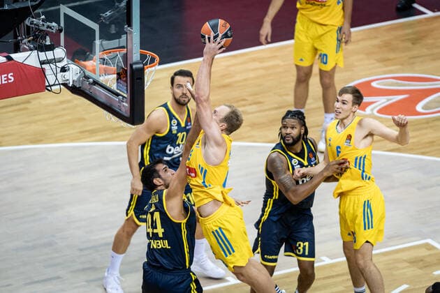 Basketball2Berlin 10.10.2021 Saison 2021 2022 EuroLeague Regular Season Alba Berlin - Fenerbahce Beko Istanbul Luke Sikma (Alba Berlin, No.43) Ahmet Düverioglu (Fenerbahce, No.44) Ahmet Duverioglu