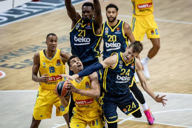 Basketball2Berlin 10.10.2021 Saison 2021 2022 EuroLeague Regular Season Alba Berlin - Fenerbahce Beko Istanbul Oscar Da Silva (Alba Berlin, No.01) Jan Vesely (Fenerbahce, No.24)