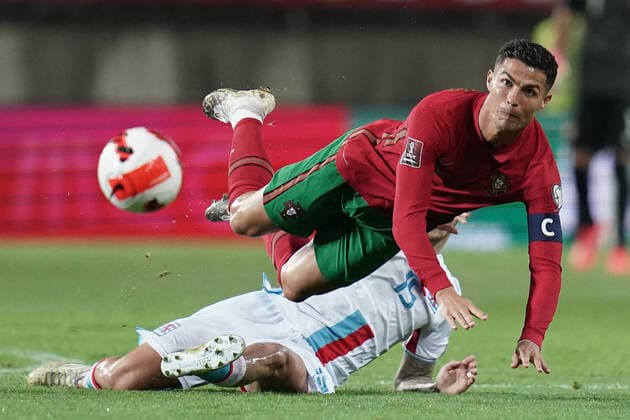 Fussball WM Qualifikation 2021 - 2022 12.10.2021, Fussball Länderspiel, Laenderspiel, WM Qualifikation, Katar 2022 Qatar 2022 2021-2022, Gruppe A, Spieltag 8, Portugal, Faro, Algarve, Portugal (POR) Luxemburg (LUX) vl: Olivier Thill (Luxemburg - 15) - foul an Ronaldo, Cristiano Ronaldo, CR7 (POR, Portugal 7)