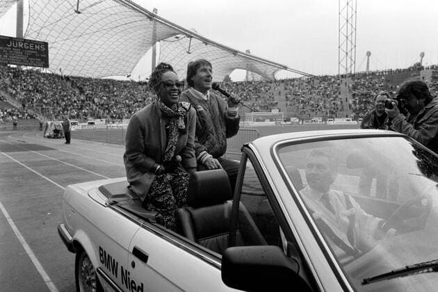 17.06.87 FC Bayern München - FC Schalke 04 Deutschland, München, 17.06.1987, Fussball, Bundesliga, FC Bayern München - FC Schalke 04 (1:0): Udo Jürgens (Sänger). *** 17 06 87 FC Bayern Munich FC Schalke 04 Germany, Munich, 17 06 1987, Football, Bundesliga, FC Bayern Munich FC Schalke 04 1 0 Udo Jürgens singer