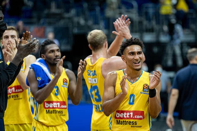 Basketball2Berlin 10.10.2021 Saison 2021 2022 EuroLeague Regular Season Alba Berlin - Fenerbahce Beko Istanbul Maodo Lo (Alba Berlin, No.00) Jaleen Smith (Alba Berlin, No.03) und andere Jubel