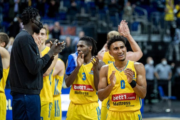 Basketball2Berlin 10.10.2021 Saison 2021 2022 EuroLeague Regular Season Alba Berlin - Fenerbahce Beko Istanbul Maodo Lo (Alba Berlin, No.00) Jaleen Smith (Alba Berlin, No.03) und andere Jubel