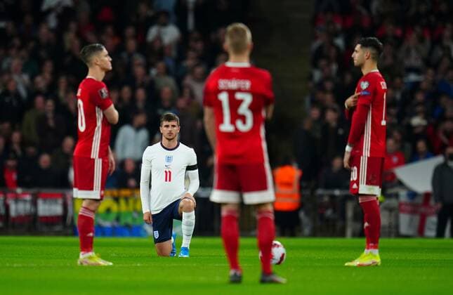 Mandatory Credit: Photo by Javier Garcia Shutterstock (12534018fu) Mason Mount of England takes the knee as Hungary players opt to stand and point at the Respect sleeve patch England v Hungary, FIFA World Cup, WM, Weltmeisterschaft, Fussball 2022 Qualifying, Group I, Football, Wembley Stadium, London, UK - 12 Oct 2021 EDITORIAL USE ONLY No use with unauthorised audio, video, data, fixture lists, club league logos or live services. Online in-match use limited to 120 images, no video emulation. No use in betting, games or single club league player publications. England v Hungary, FIFA World Cup 2022 Qualifying, Group I, Football, Wembley Stadium, London, UK - 12 Oct 2021 EDITORIAL USE ONLY No use with unauthorised audio, video, data, fixture lists, club league logos or live services. Online in-match use limited to 120 images, no video emulation. No use in betting, games or single club league player publications.  Copyright: xJavierxGarcia Shutterstockx 12534018fu