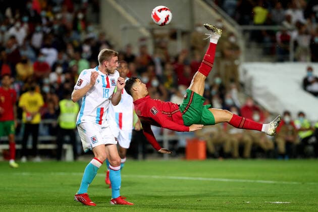 Sport Bilder des Tages Portugal v Luxembourg - 2022 FIFA World Cup, WM, Weltmeisterschaft, Fussball Qualifier Portugal s forward Cristiano Ronaldo attempts a bicycle kick shot on goal during the FIFA World Cup Qatar 2022 qualification group A football match between Portugal and Luxembourg, at the Algarve stadium in Faro, Portugal, on October 12, 2021. Faro Portugal fiuza-portugal211012_npY1J  Copyright: xPedroxFiuzax
