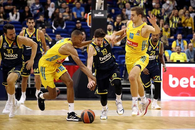 Louis Olinde, Nando De Colo, Tim Schneider Foulspiel Aktion Spielszene Zweikampf Basketball EuroLeague Herren Saison 2021 2022 12.10.2021 ALBA Berlin vs. Fenerbahce Istanbul