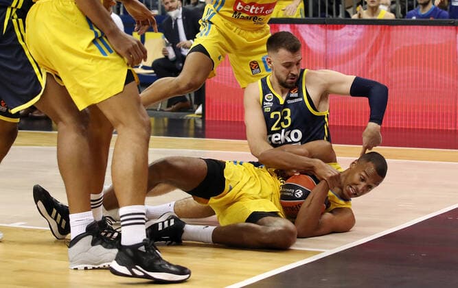Marko Guduric, Louis Olinde Aktion Spielszene Zweikampf Basketball EuroLeague Herren Saison 2021 2022 12.10.2021 ALBA Berlin vs. Fenerbahce Istanbul