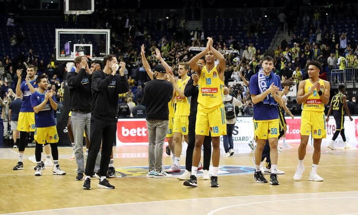 Alba Mannschaft feiert 84:70 Sieg jubelnd Freude Emotion Jubel nach Spielende Basketball EuroLeague Herren Saison 2021 2022 12.10.2021 ALBA Berlin vs. Fenerbahce Istanbul