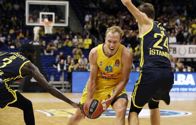 Marial Shayok, Luke Sikma, Jan Vesely Aktion Spielszene Zweikampf Basketball EuroLeague Herren Saison 2021 2022 12.10.2021 ALBA Berlin vs. Fenerbahce Istanbul