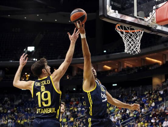 Nando De Colo, Ahmet Düverioglu Aktion Oberkoerper Oberkörper Basketball EuroLeague Herren Saison 2021 2022 12.10.2021 ALBA Berlin vs. Fenerbahce Istanbul