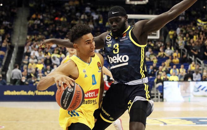 Maodo Lo, Marial Shayok Aktion Spielszene Zweikampf Basketball EuroLeague Herren Saison 2021 2022 12.10.2021 ALBA Berlin vs. Fenerbahce Istanbul