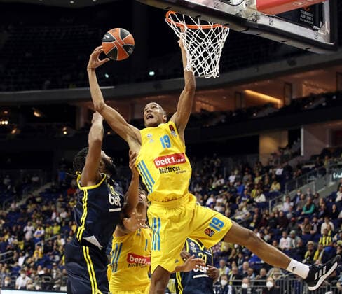 Devin Booker, Louis Olinde Aktion Spielszene Zweikampf Basketball EuroLeague Herren Saison 2021 2022 12.10.2021 ALBA Berlin vs. Fenerbahce Istanbul