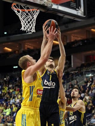 Luke Sikma, Metesan Birsen Aktion Spielszene Zweikampf Basketball EuroLeague Herren Saison 2021 2022 12.10.2021 ALBA Berlin vs. Fenerbahce Istanbul