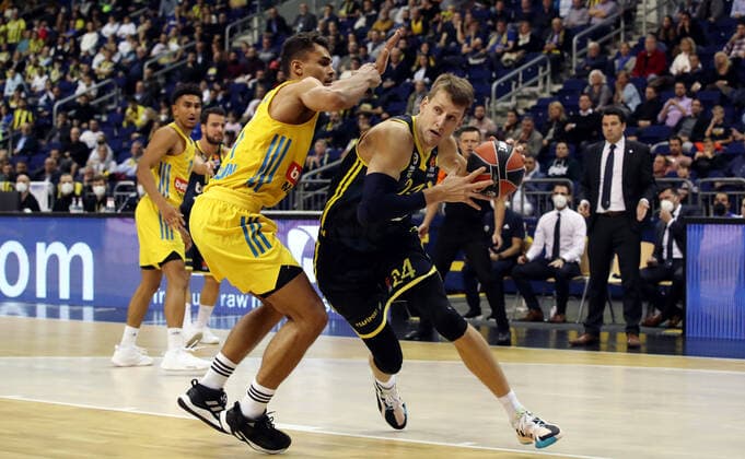 Oscar da Silva, Jan Vesely Aktion Spielszene Zweikampf Basketball EuroLeague Herren Saison 2021 2022 12.10.2021 ALBA Berlin vs. Fenerbahce Istanbul