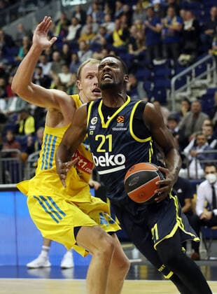 Luke Sikma, Dyshawn Pierre Aktion Spielszene Zweikampf Basketball EuroLeague Herren Saison 2021 2022 12.10.2021 ALBA Berlin vs. Fenerbahce Istanbul