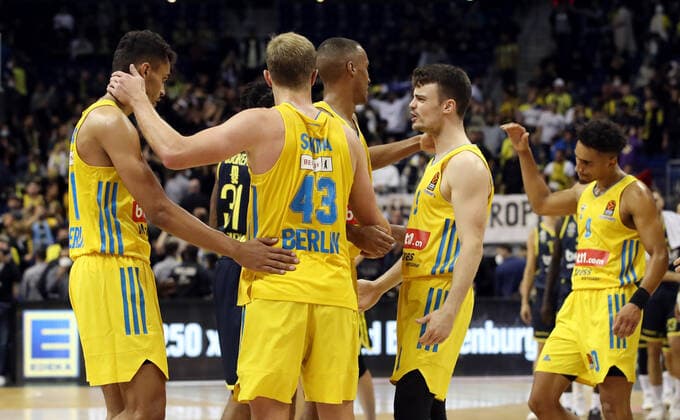 Oscar da Silva, Luke Sikma, Louis Olinde, Jonas Mattissek, Maodo Lo jubelnd Freude Emotion Jubel nach Spielende Basketball EuroLeague Herren Saison 2021 2022 12.10.2021 ALBA Berlin vs. Fenerbahce Istanbul