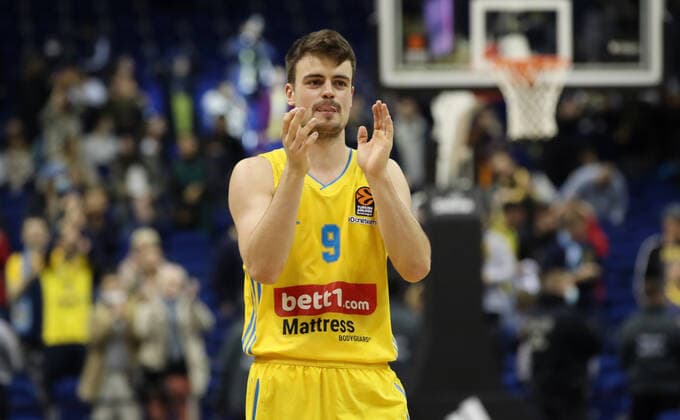 Jonas Mattissek zu den Fans klatschend jubelnd Freude Emotion Jubel nach Spielende Basketball EuroLeague Herren Saison 2021 2022 12.10.2021 ALBA Berlin vs. Fenerbahce Istanbul