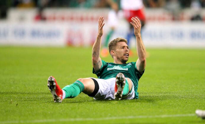 Foto : am Boden zerstört ist .... Mitchell Weiser ( Werder ) Fussball 2. Liga am Sa. 18.09.2021 Werder Breme - Hamburger SV 0 - 2