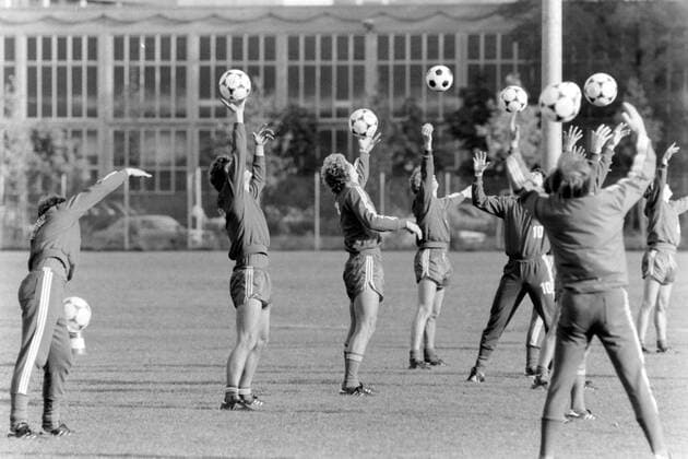 13.10.83 VfB Stuttgart Training Deutschland, Stuttgart, 13.10.1983, Fussball, Bundesliga, VfB Stuttgart Training: . *** 13 10 83 VfB Stuttgart Training Germany, Stuttgart, 13 10 1983, Football, Bundesliga, VfB Stuttgart Training