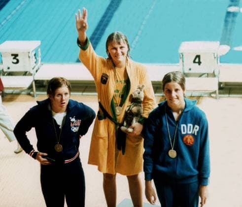 Olympische Spiele München 1972 Schwimmen: Siegerehrung 200m Lagen der Frauen. Shane Gould (Austr. Gold), Kornelia Ender (DDR Silber) und Lynn Vidali (USA Bronze) 28.08.1972. *** Olympic Games Munich 1972 Womens 200m medley award ceremony Shane Gould Austr Gold , Kornelia Ender GDR Silver and Lynn Vidali USA Bronze 28 08 1972 HM