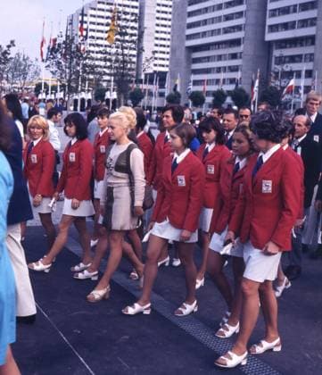 Olympische Spiele; München 1972. Turnen: Turnlegende Vera Caslavska (CSSR Mitte) mit Turnerinnen der Tschecheslowakischen Nationalmannschaft auf einem Spaziergang durch das olympische Dorf 25.08.1972. *** Olympic Games Munich 1972 Gymnastics gymnastics legend Vera Caslavska CSSR middle with gymnasts of the Czechoslovak national team on a walk through the Olympic village 25 08 1972 HM