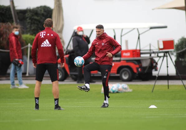 München, Deutschland 06. Oktober 2021: Martin Demichelis, Trainer, (FC Bayern Amateure) am Ball beim Training des FC Bayern München *** Munich, Germany 06 October 2021 Martin Demichelis, coach, FC Bayern Amateure on the ball during FC Bayern Munich training.