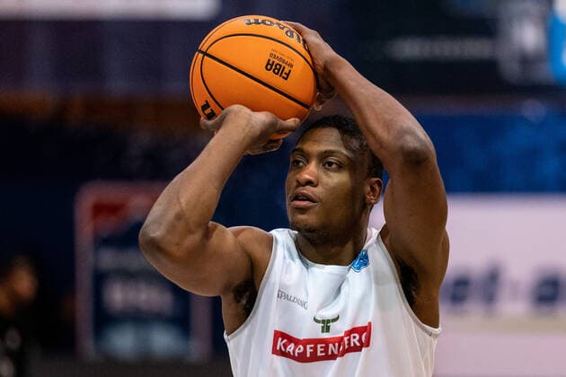 BASKETBALL - FIBA EC, Kapfenberg vs Bayreuth KAPFENBERG,AUSTRIA,13.OCT.21 - SOCCER - FIBA Europe Cup, Kapfenberg bulls vs Medi Bayreuth. Image shows Kareem Jamar (Kapfenberg) during warm up.  GEPAxpictures xJohannesxFriedl