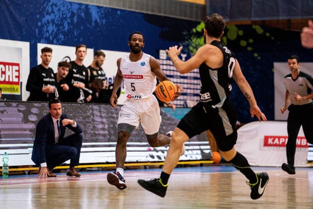 BASKETBALL - FIBA EC, Kapfenberg vs Bayreuth KAPFENBERG,AUSTRIA,13.OCT.21 - SOCCER - FIBA Europe Cup, Kapfenberg bulls vs Medi Bayreuth. Image shows Joshua Scott (Kapfenberg) and Bastian Doreth (Bayreuth).  GEPAxpictures xJohannesxFriedl