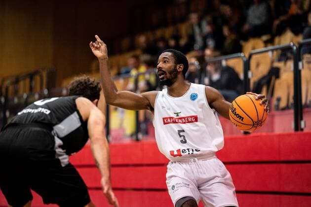 BASKETBALL - FIBA EC, Kapfenberg vs Bayreuth KAPFENBERG,AUSTRIA,13.OCT.21 - SOCCER - FIBA Europe Cup, Kapfenberg bulls vs Medi Bayreuth. Image shows Joshua Scott (Kapfenberg).  GEPAxpictures xJohannesxFriedl