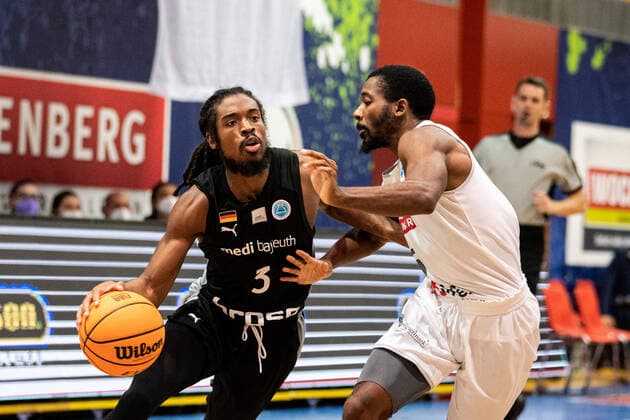 BASKETBALL - FIBA EC, Kapfenberg vs Bayreuth KAPFENBERG,AUSTRIA,13.OCT.21 - BASKETBALL - FIBA Europe Cup, Kapfenberg bulls vs Medi Bayreuth. Image shows Marcus Thornton (Bayreuth) and Joshua Scott (Kapfenberg).  GEPAxpictures xJohannesxFriedl