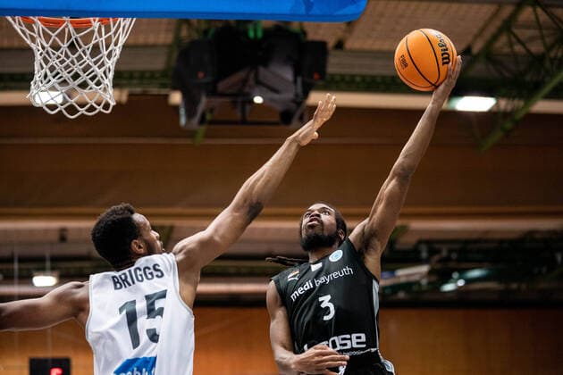 Sport Themen der Woche KW41 Sport Bilder des Tages BASKETBALL - FIBA EC, Kapfenberg vs Bayreuth KAPFENBERG,AUSTRIA,13.OCT.21 - BASKETBALL - FIBA Europe Cup, Kapfenberg bulls vs Medi Bayreuth. Image shows Justin Briggs (Kapfenberg) and Marcus Thornton (Bayreuth).  GEPAxpictures xJohannesxFriedl